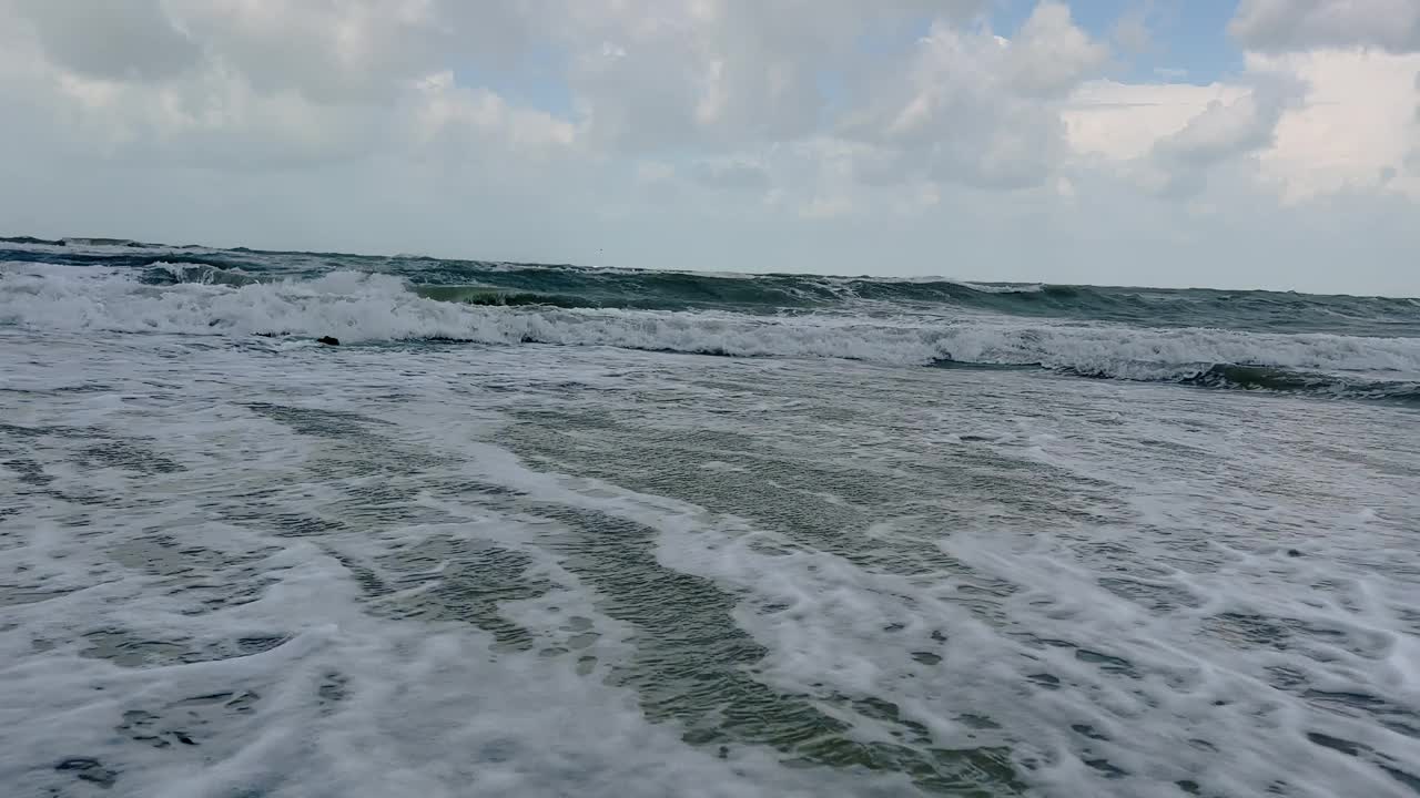 日出时的海浪。慢镜头广角视角视频素材