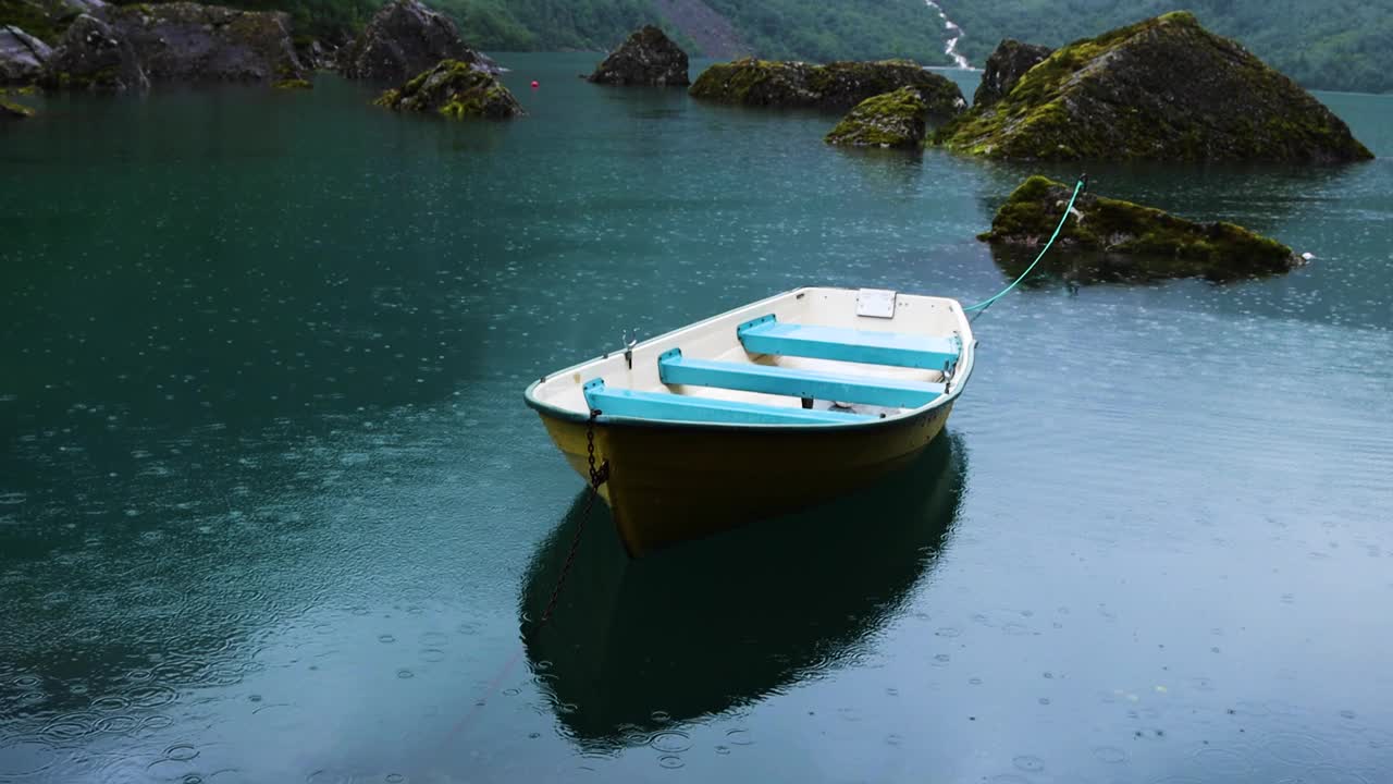 Bondhusvatnet冰川湖被高山和雾蒙蒙的绿色森林环绕，下雨天可以乘船游览挪威。忧郁的日子里的挪威风景。视频下载