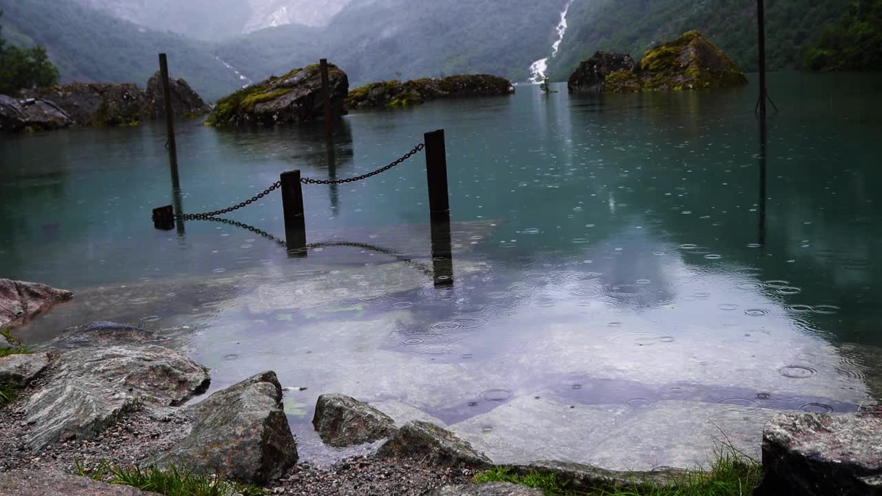 Bondhusvatnet冰川湖被高山和雾蒙蒙的绿色森林环绕，下雨天可以乘船游览挪威。忧郁的日子里的挪威风景。视频下载