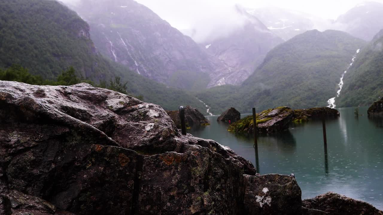 Bondhusvatnet冰川湖被高山和雾蒙蒙的绿色森林环绕，下雨天可以乘船游览挪威。忧郁的日子里的挪威风景。视频下载