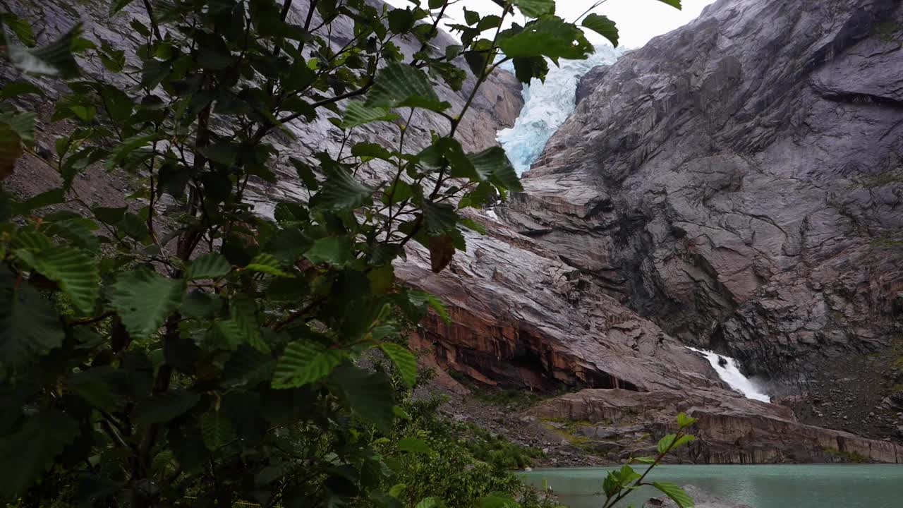 挪威，多云的一天，Jostedalsbreen冰川矗立在挪威高山之上。蓝色冰川和山谷的顶端。视频下载