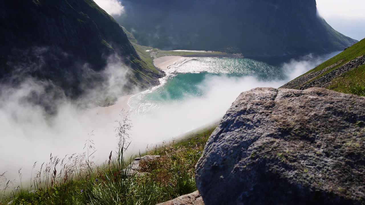 在挪威罗弗敦群岛的Kvalvika海滩，参差不齐的高山、清澈湛蓝的海水和白色的沙滩。北极圈的海滩。视频素材