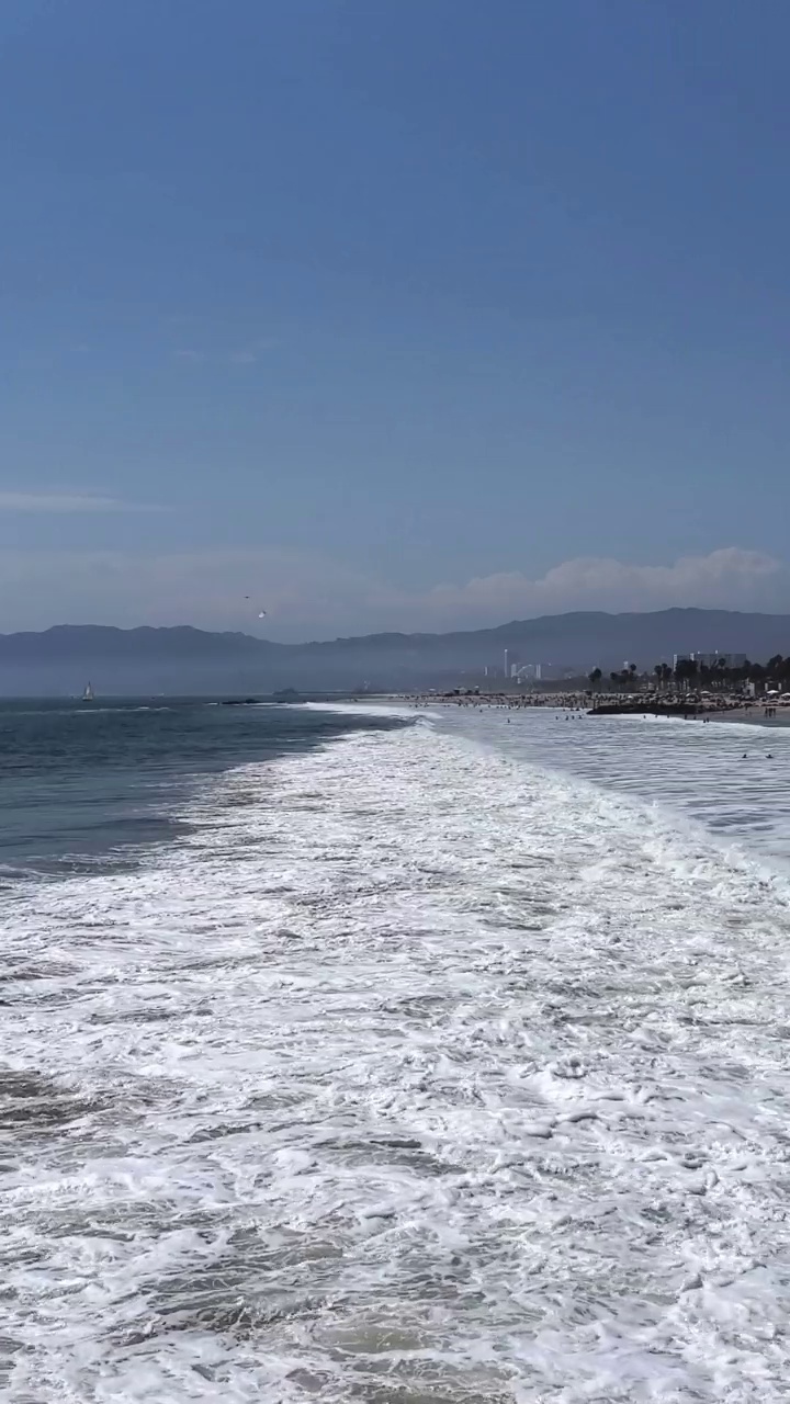 加州威尼斯海滩的太平洋海浪视频素材