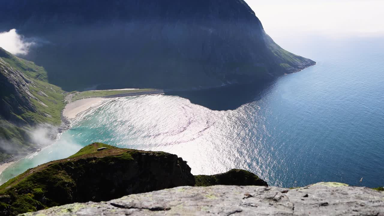 在挪威罗弗敦群岛的Kvalvika海滩，参差不齐的高山、清澈湛蓝的海水和白色的沙滩。北极圈的海滩。视频素材