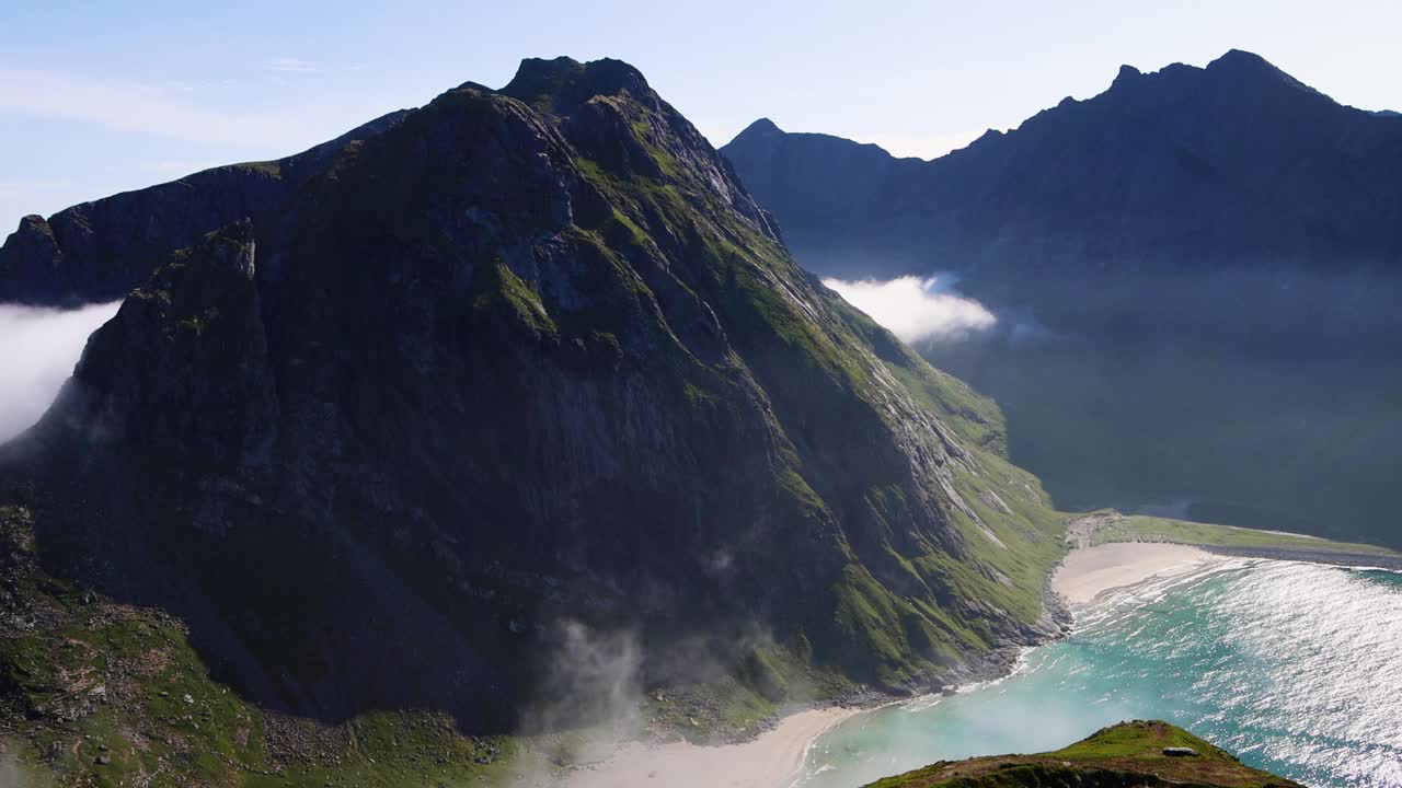 在挪威罗弗敦群岛的Kvalvika海滩，参差不齐的高山、清澈湛蓝的海水和白色的沙滩。北极圈的海滩。视频素材