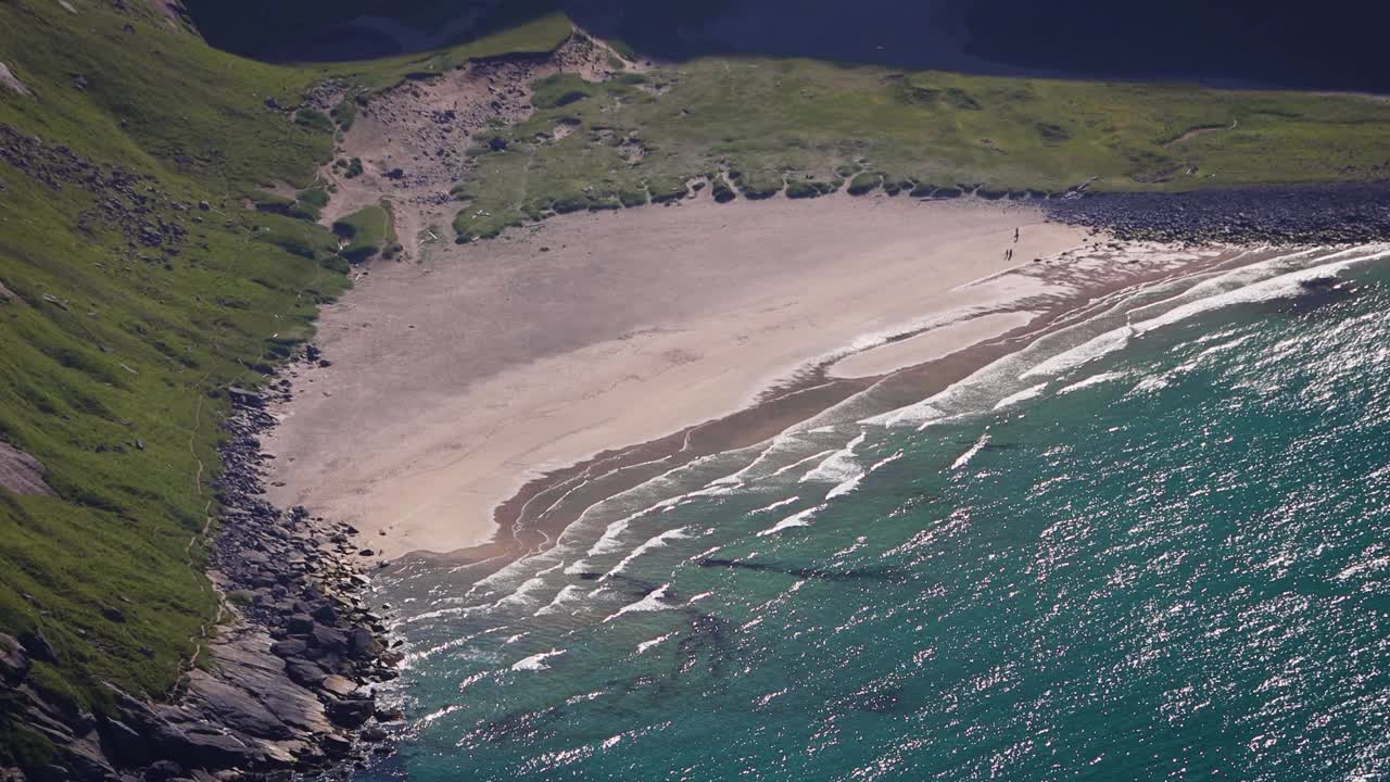 在挪威罗弗敦群岛的Kvalvika海滩，参差不齐的高山、清澈湛蓝的海水和白色的沙滩。北极圈的海滩。视频素材