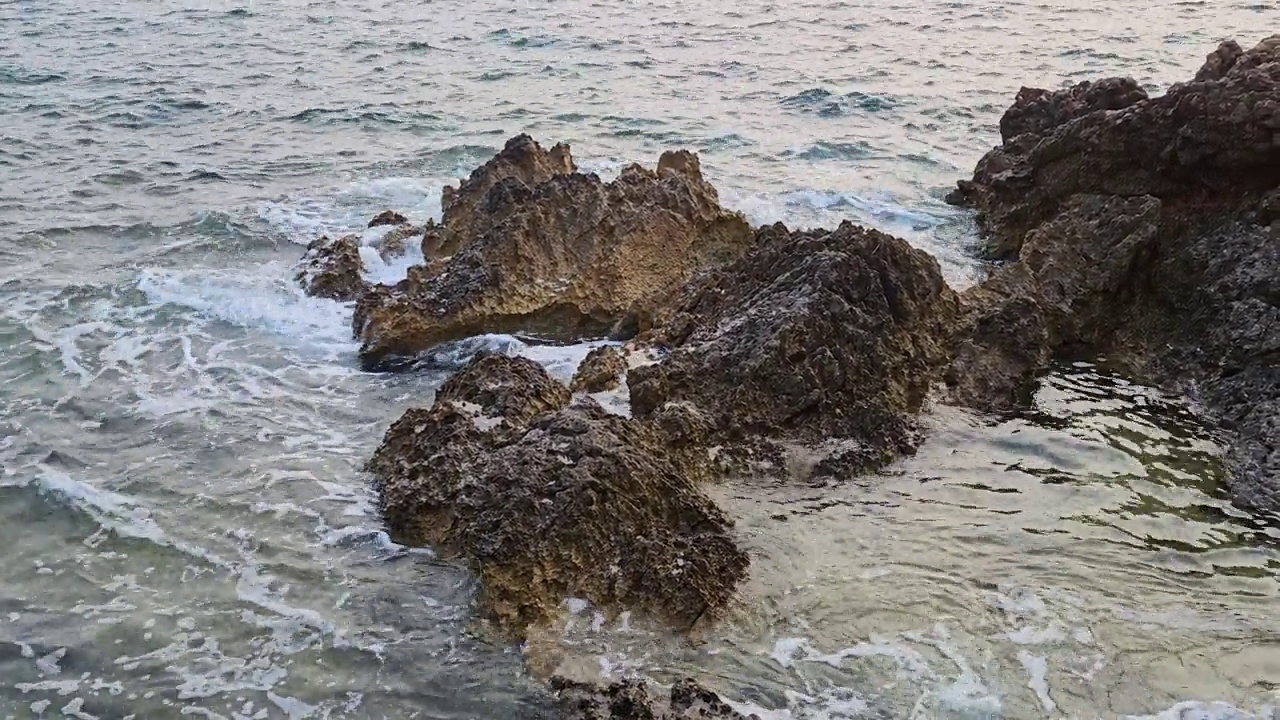 海浪冲击着岩石视频下载