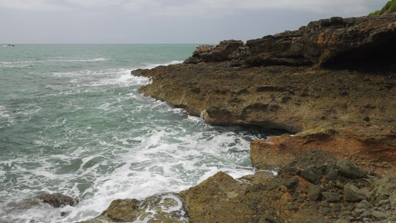 这艘船沿着地中海海岸航行视频素材