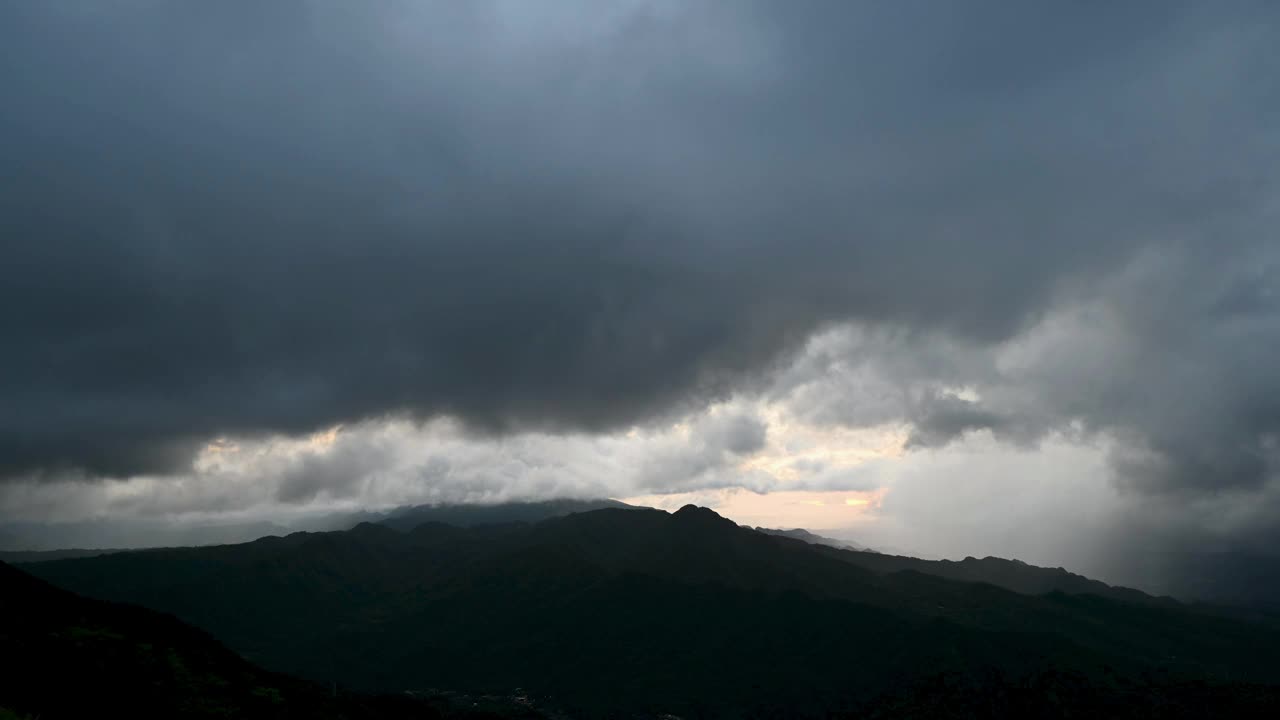 阳光冲破云层，照在山顶和城镇上。视频素材