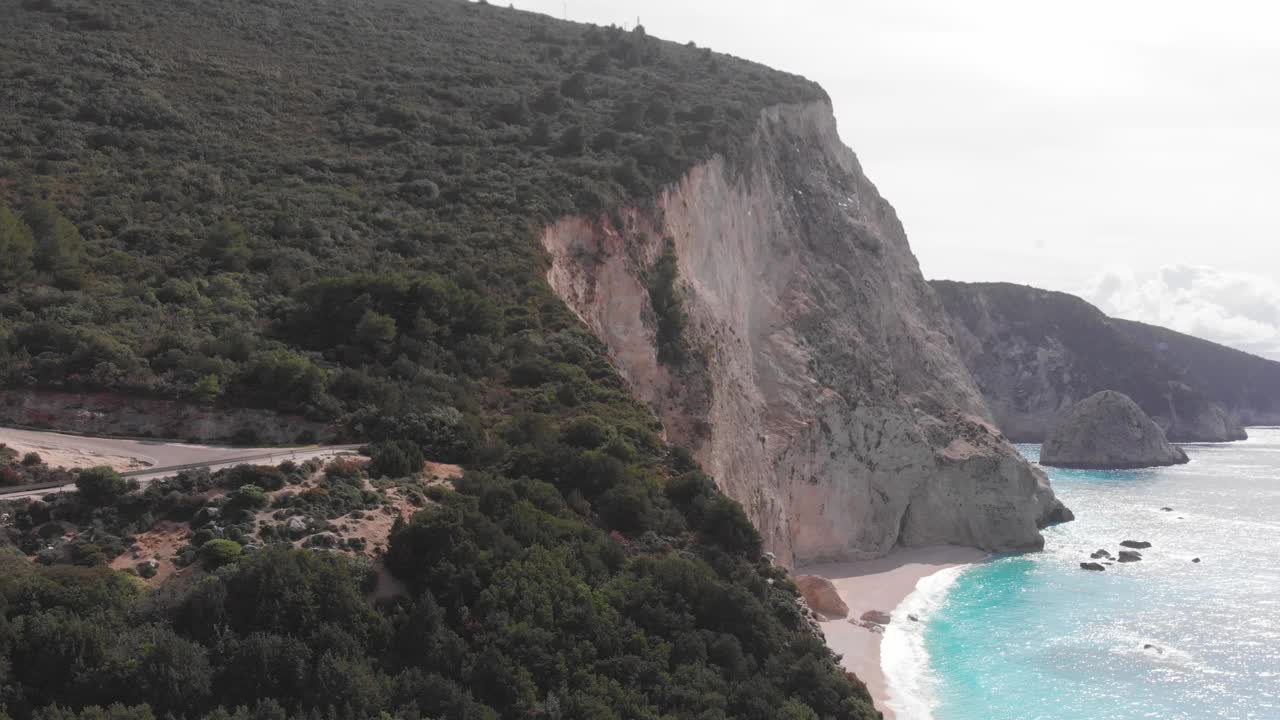 鸟瞰图:美丽的海滩和水湾在希腊壮观的海岸线。日落华丽的天空在蓝色的水独特的岩石悬崖。希腊夏季首选旅游目的地莱夫卡达岛视频下载