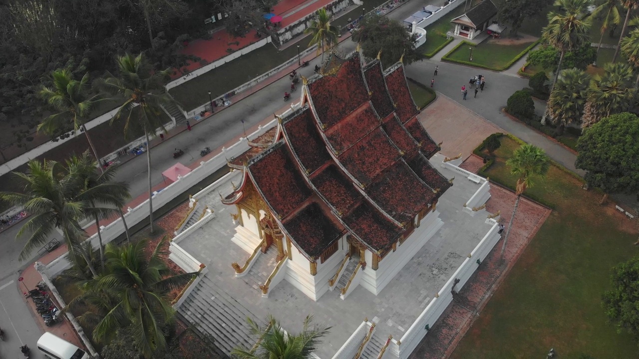 琅勃拉邦著名的圣通寺在日出时，空中视频素材