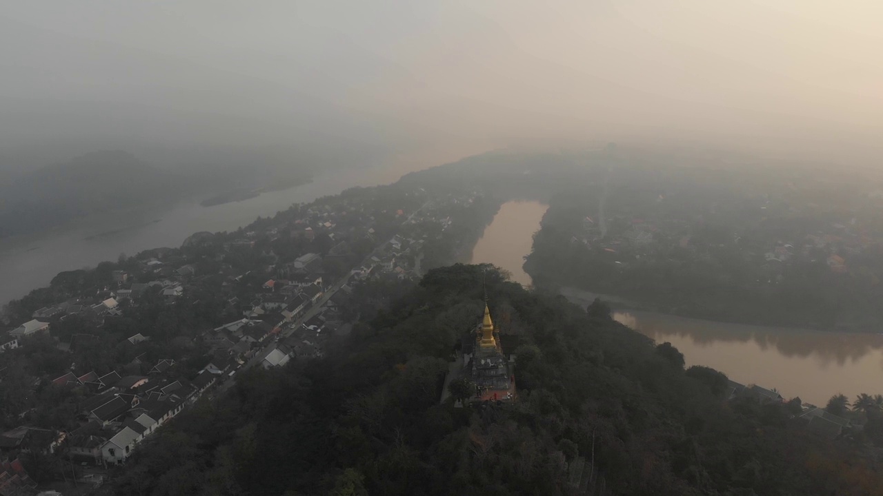 无人机拍摄的日出时老挝琅勃拉邦富西山鸟瞰图视频素材