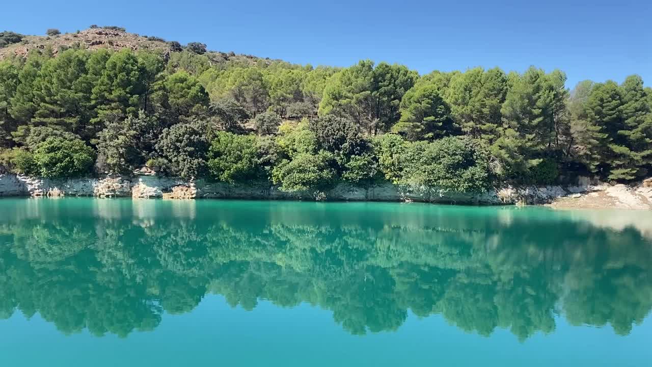 西班牙卡斯蒂利亚-拉曼恰阿尔巴塞特拉古纳斯德瑞德拉古纳的蓝绿色和水晶般清澈的海水视频下载