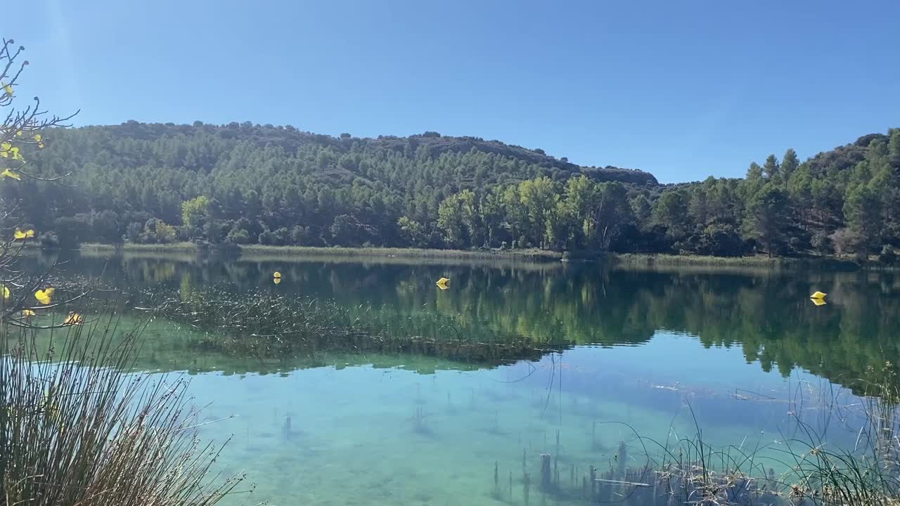 西班牙卡斯蒂利亚-拉曼恰阿尔巴塞特拉古纳斯德瑞德拉的圣莫尔西略湖碧绿清澈的海水视频下载