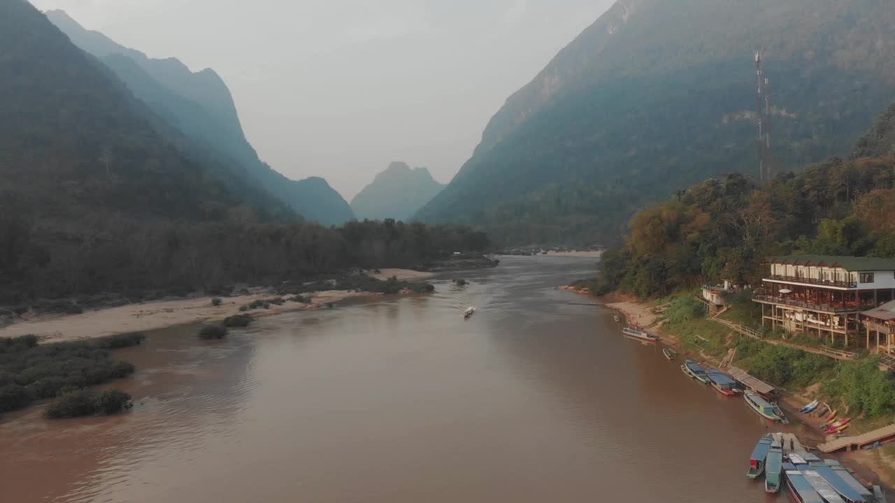 小型的当地船只巡航在南瓯河在老挝的Muang ngoy，空中视频素材