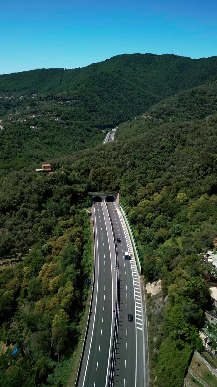 汽车沿着高速公路行驶。垂直视频视频素材