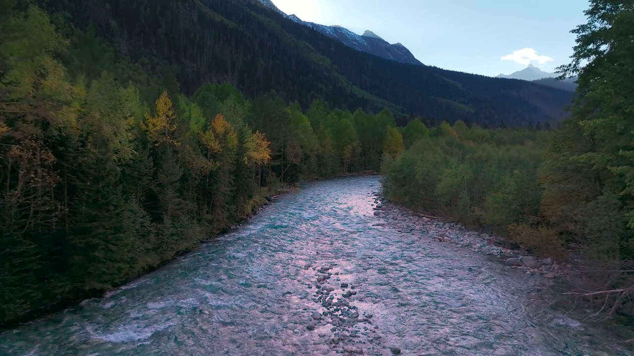 从空中俯瞰高山山谷中的一条山河。山区河流视频素材