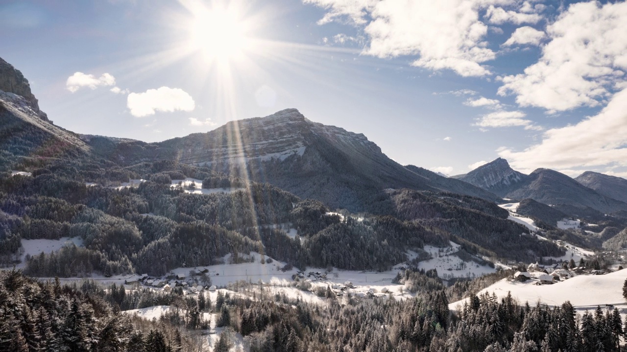 在查特鲁斯山谷的雪山景观和松树上缓慢的超延时空中飞行视频素材