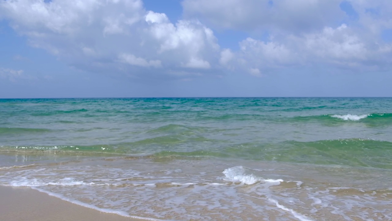 海面上平静的波浪视频素材