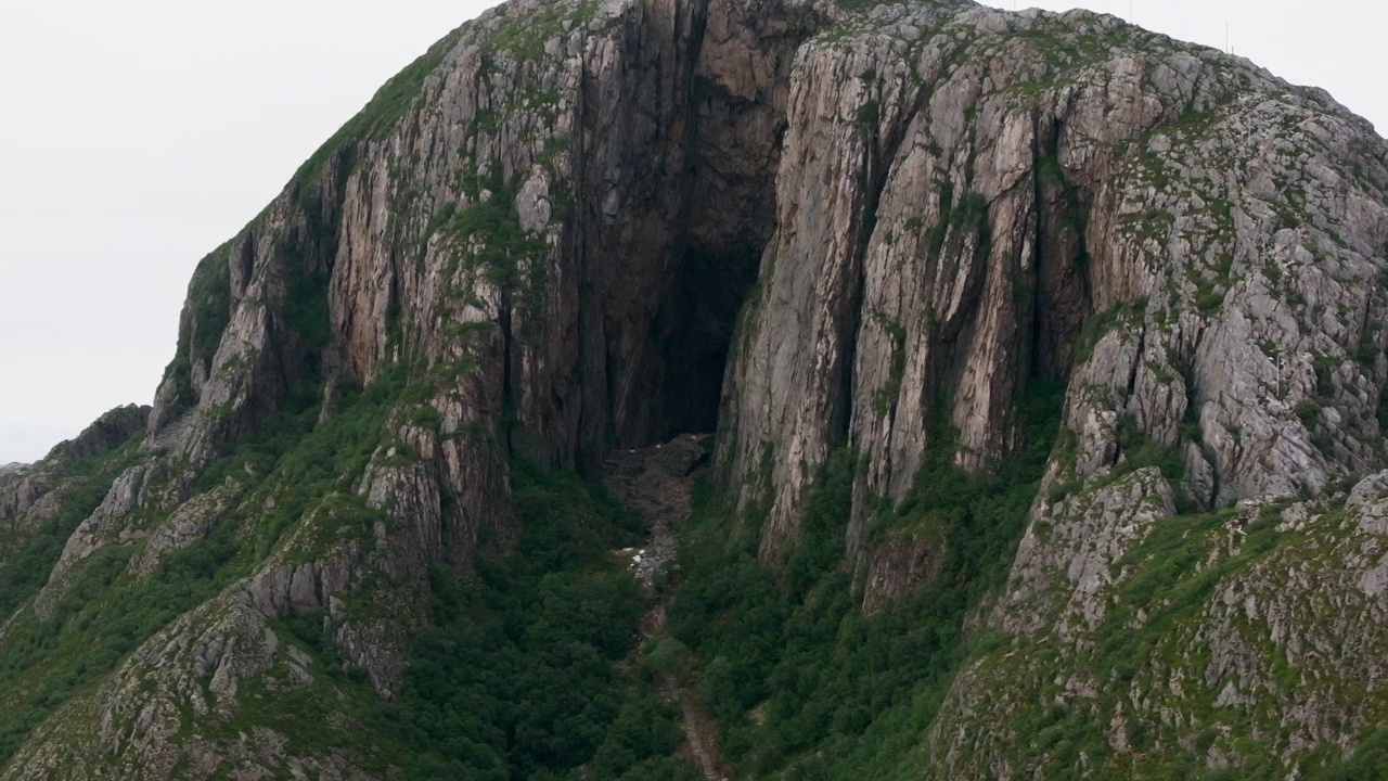 挪威托格哈滕山黑暗神秘的洞穴;无人机视频素材