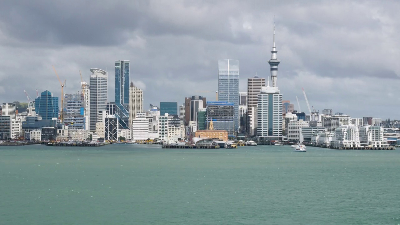 奥克兰城市天际线与新西兰海港风景的时间流逝。视频素材