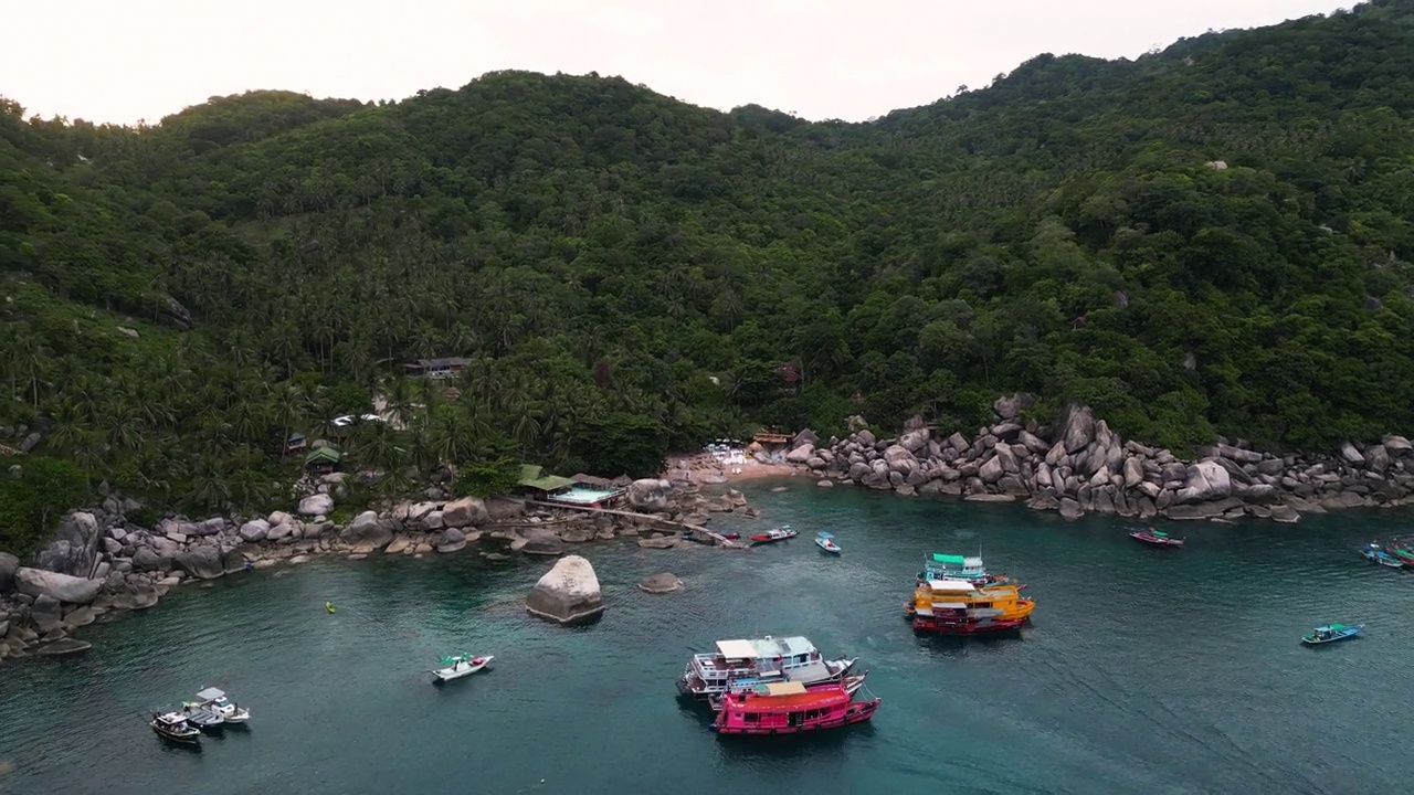 泰国的涛岛位于东南亚，鸟瞰着名的潜水旅游目的地和海洋原始水视频素材