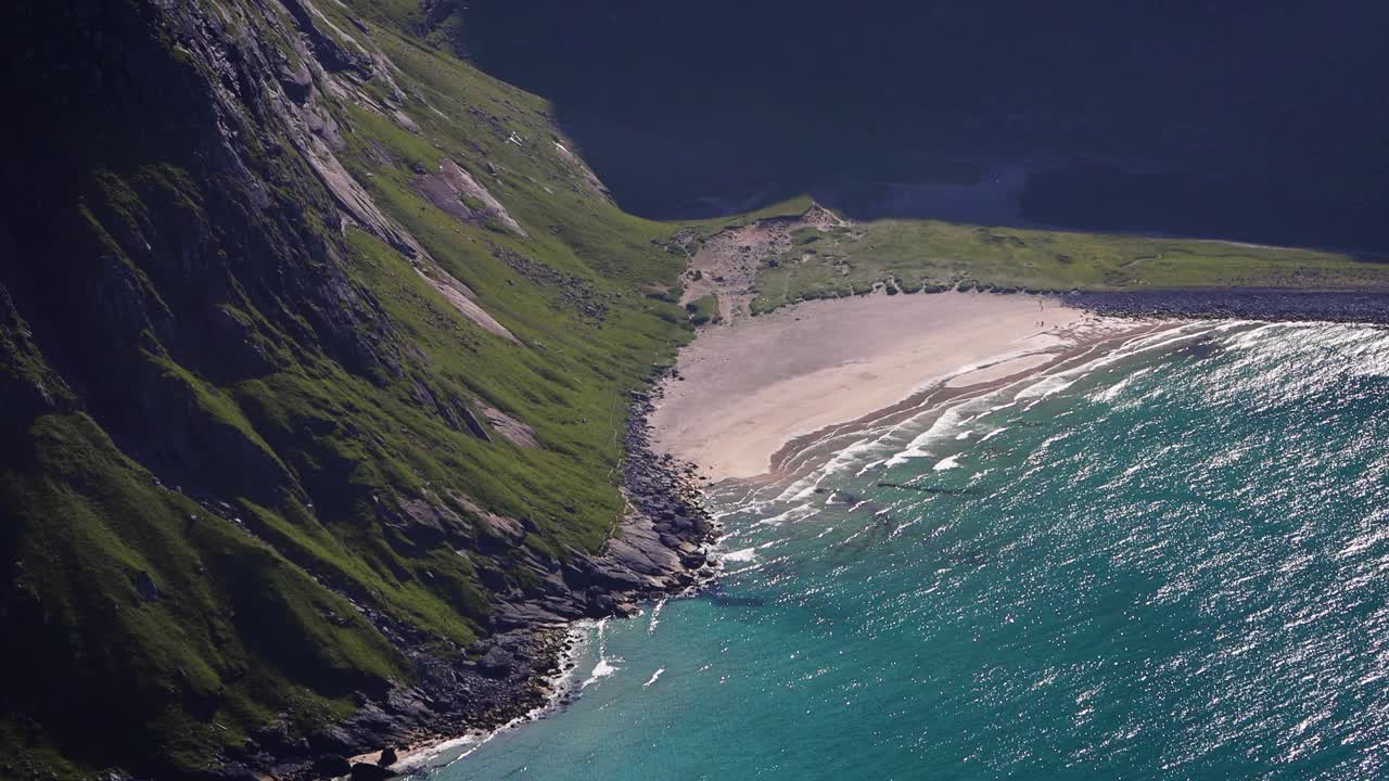 在挪威罗弗敦群岛的Kvalvika海滩，参差不齐的高山、清澈湛蓝的海水和白色的沙滩。北极圈的海滩。视频下载