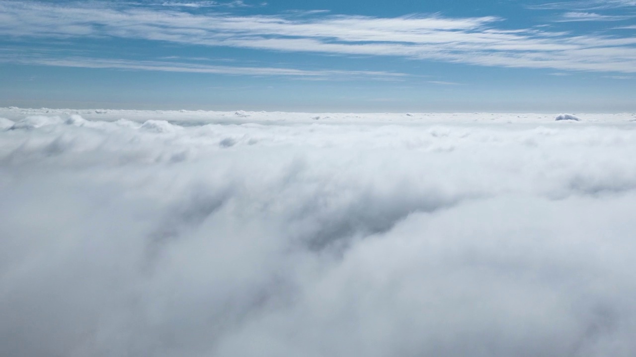 在云层之上，时间在蓝天地平线上流逝。天际线天空云风景。天空的风景。在云层之上，时间在蓝天地平线上流逝。视频素材