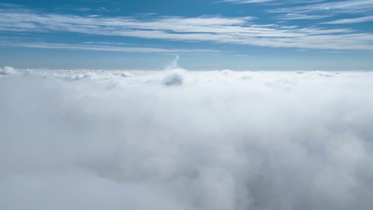 地平线上的蓝天白云。光线，太阳，天空，云，风景。天空的风景。地平线上的云。云景自然光线阳光风景。视频素材