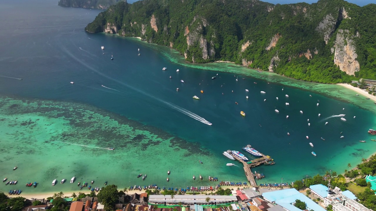 繁忙的旅游目的地，泰国皮皮岛旅游渡口，航拍超俯视频素材