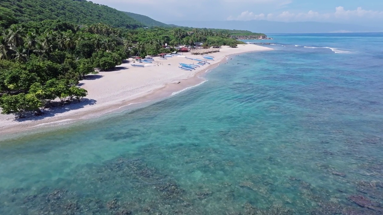 夏天，在多米尼加共和国巴拉奥纳，飞越清澈的海水，飞向奎迈托海滩。——空中视频素材