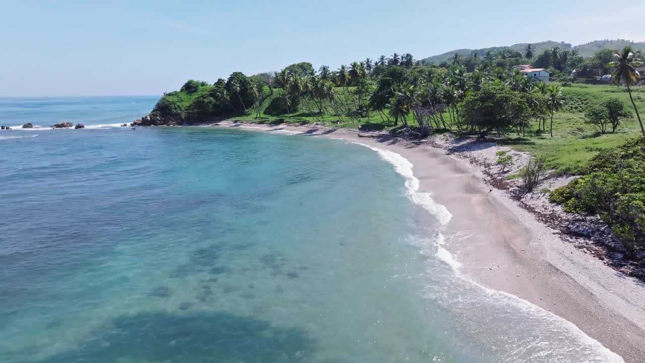 在多米尼加共和国巴拉奥纳，沿着热带棕榈树的Quemaito海滩海岸线上的海浪。——空中视频素材