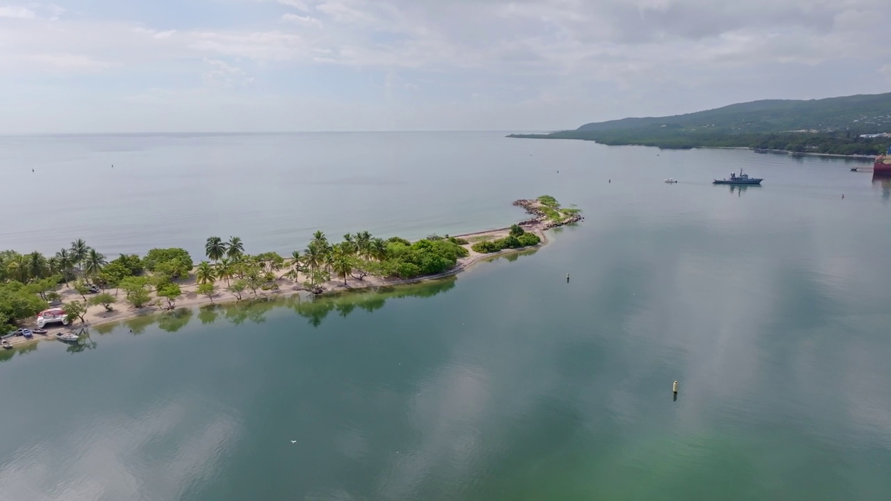 鸟瞰普拉亚埃尔卡约岛在内巴湾与平静的水域在巴拉奥纳，多米尼加共和国。视频素材