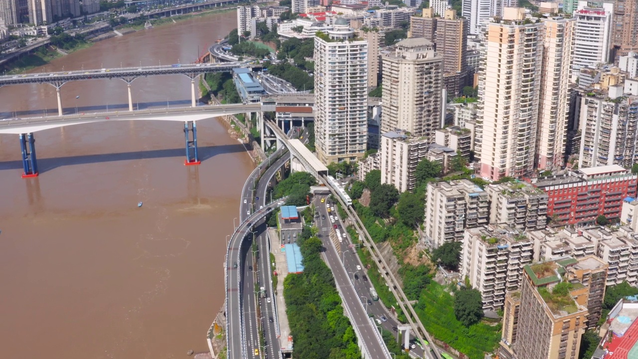 中国重庆市河流道路上的交通。鸟瞰图视频素材