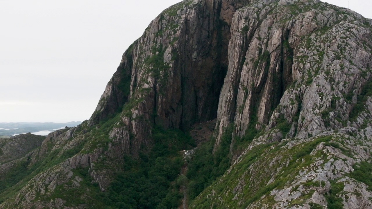 无人机在托格哈滕山神秘洞穴的风景路线上飞行视频素材