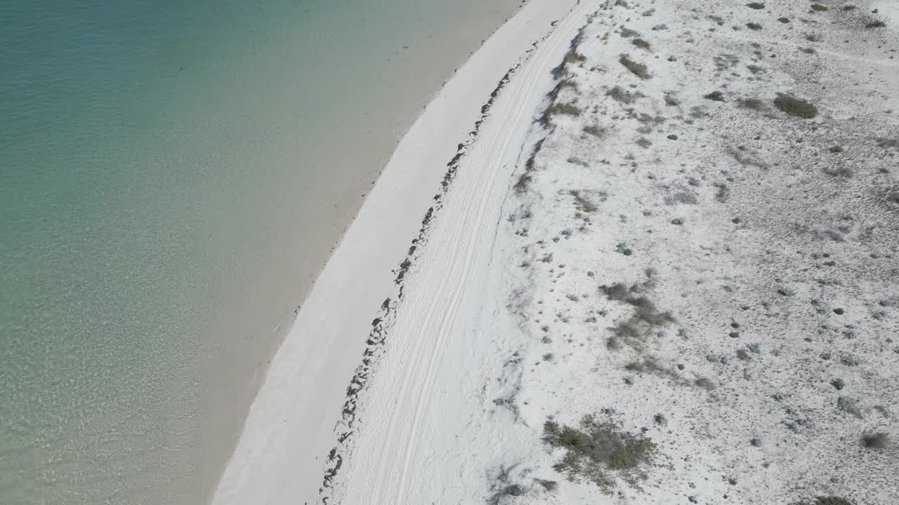 鸟瞰图沿着海岸线将海洋与海滩分开。视频素材