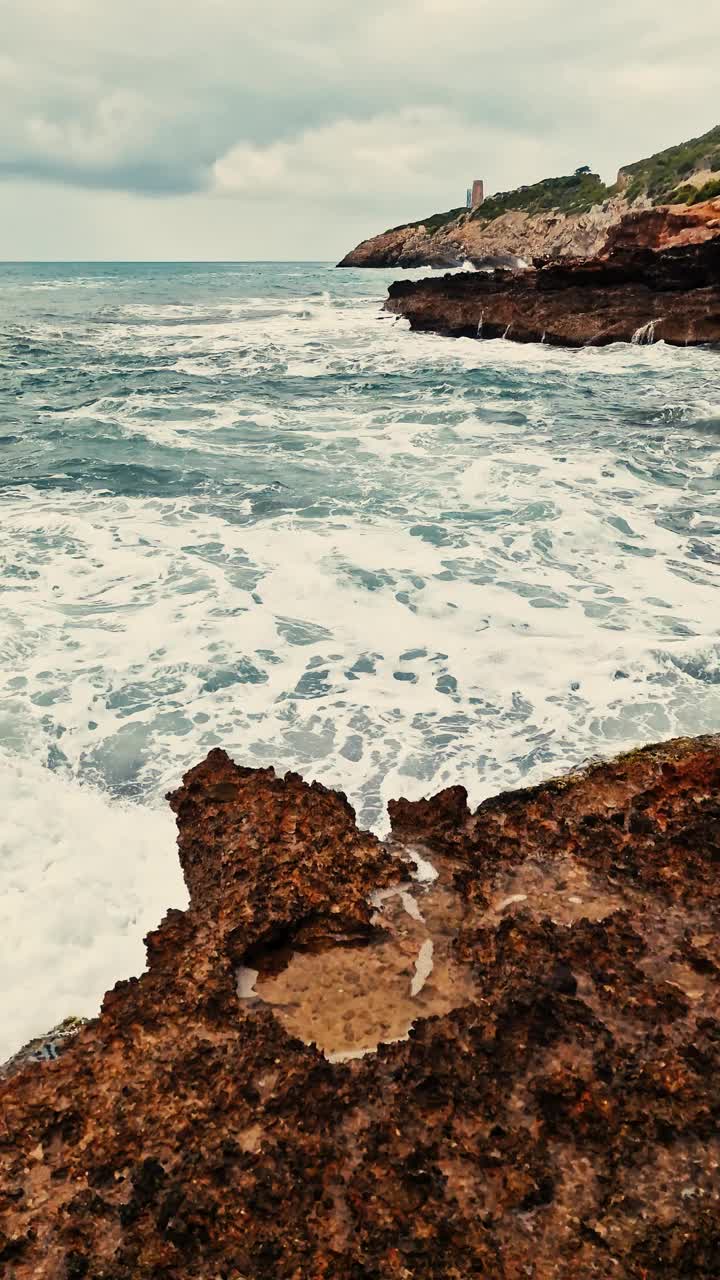 岩石在西班牙海上刮起了大风视频素材