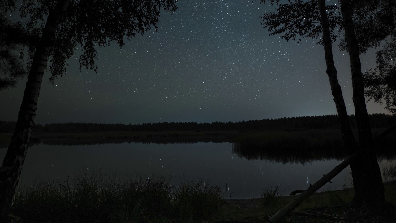 星星在湖面上的夜空中移动视频素材