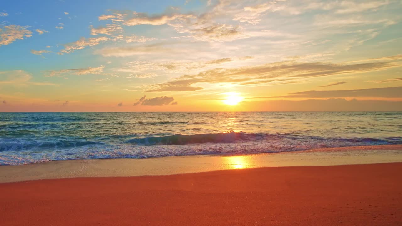 美丽的天空日落或日出在海面上美丽的海浪冲击沙滩海岸，惊人的光黄昏天空日落。电影镜头美丽的自然光海景景观背景视频素材