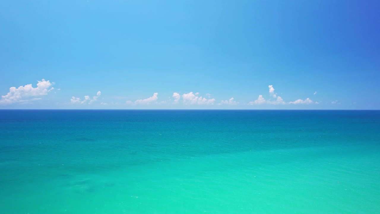 鸟瞰图俯视图从来没有无尽的海面，自然海浪的背景视频素材