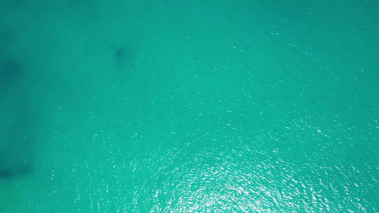 鸟瞰图俯视图从来没有无尽的海面，自然海浪的背景视频素材