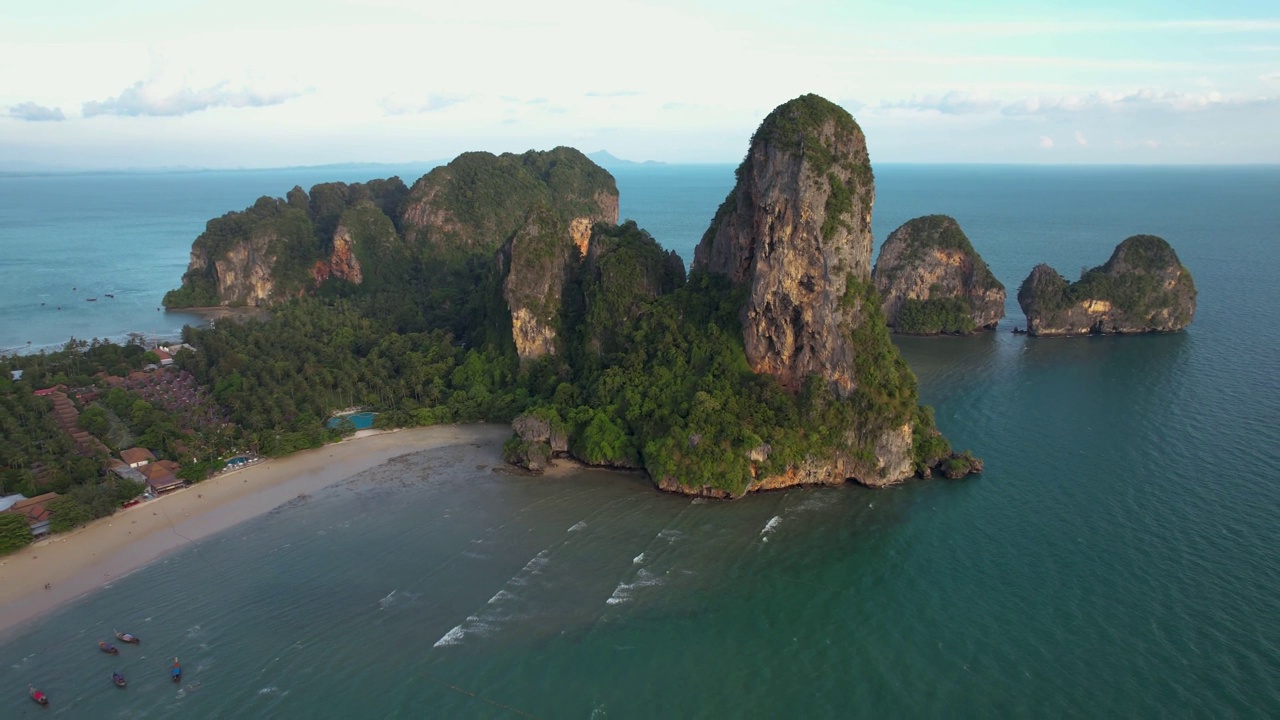 西铁路海滩泰国甲米，与悬崖，岛屿，沙子和船只停靠-高空中拉回视频素材