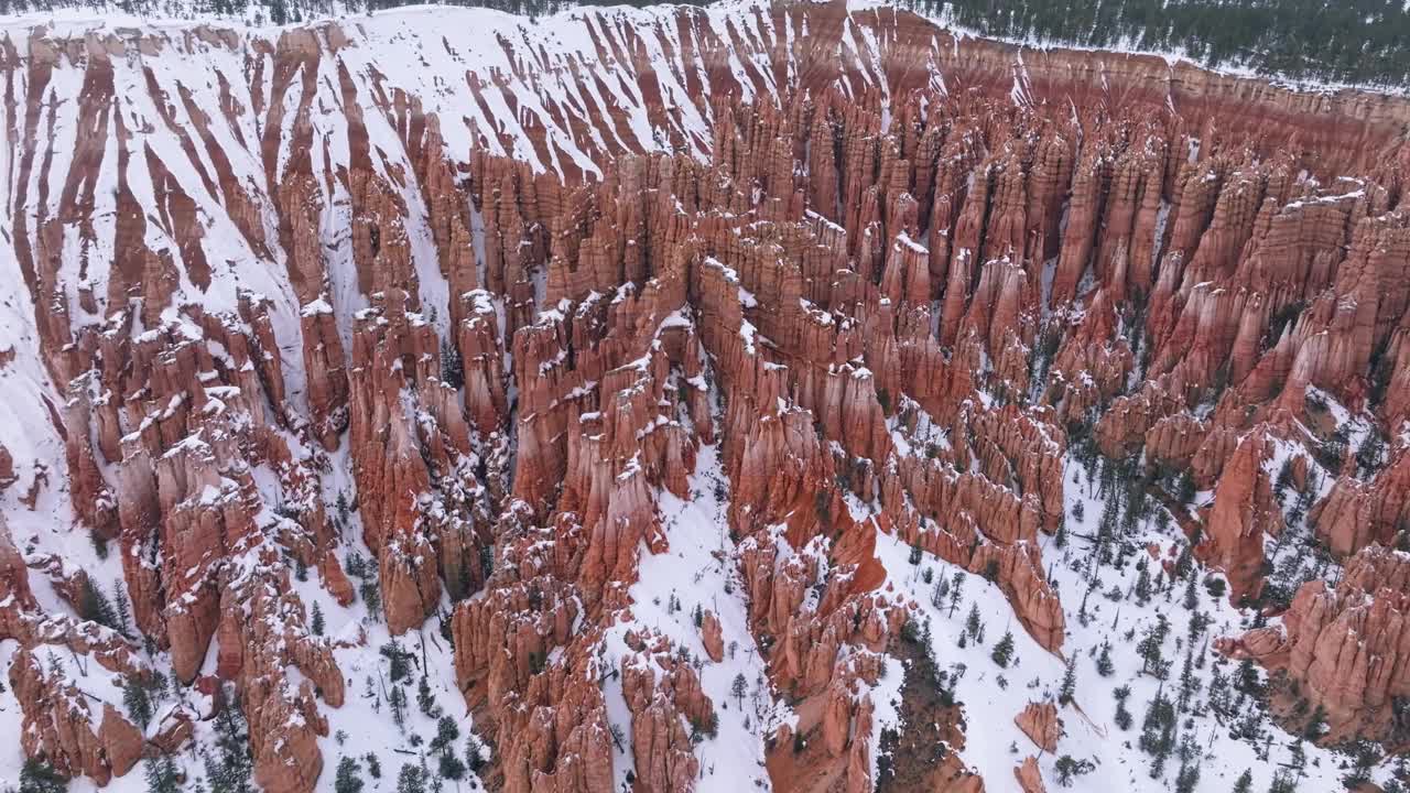 美国犹他州布莱斯峡谷国家公园的自然露天剧场，冬天有雪。空中轨道视频素材