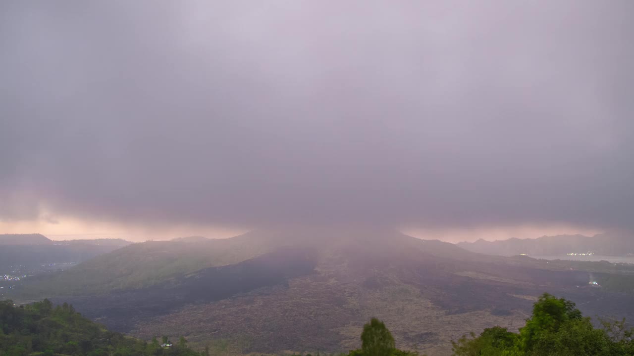 印度尼西亚巴厘岛金塔马尼的Batur火山上的日落与雾云的时间间隔。视频素材