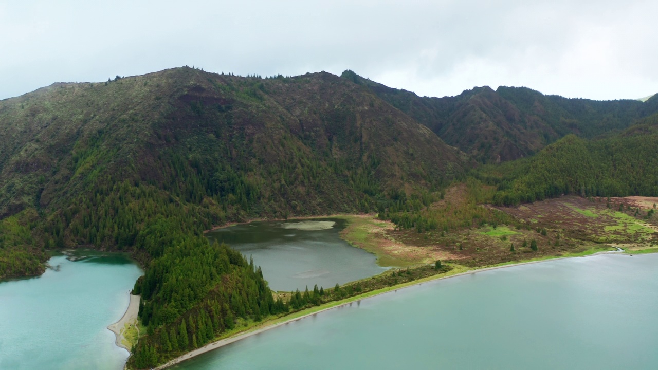 空中无人机拍摄的Lagoa do Fogo在圣米格尔岛，亚速尔群岛-葡萄牙。火山口的高视角。绿松石般的水，陡峭的岩石山脉。视频素材