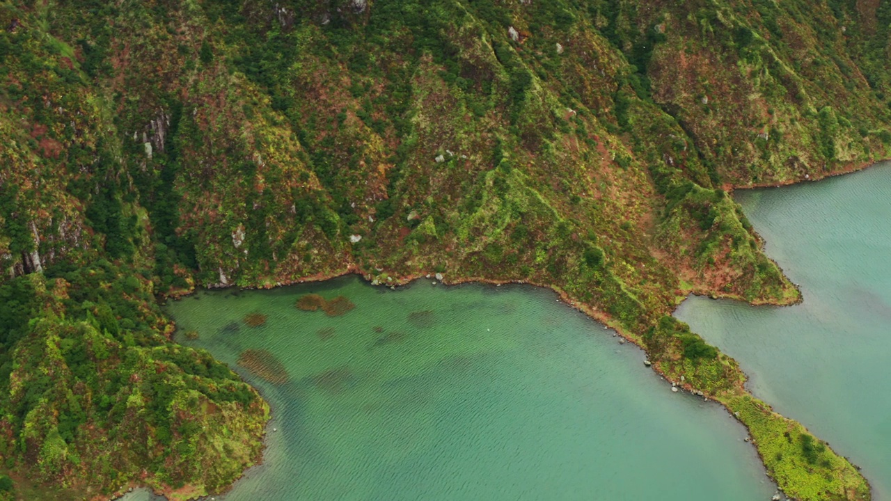 空中无人机拍摄的Lagoa do Fogo在圣米格尔岛，亚速尔群岛-葡萄牙。火山口的高视角。绿松石般的水，陡峭的岩石山脉。视频素材