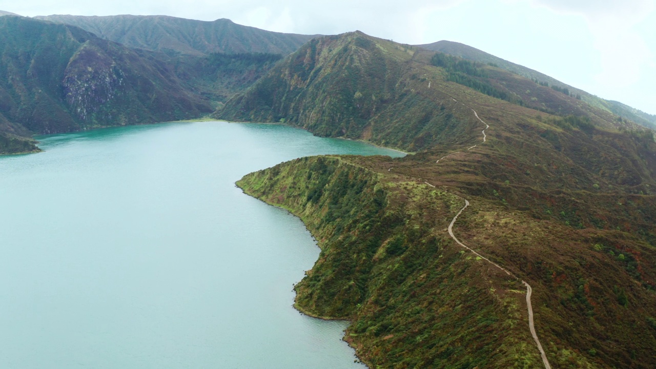 空中无人机拍摄的Lagoa do Fogo在圣米格尔岛，亚速尔群岛-葡萄牙。火山口的高视角。绿松石般的水，陡峭的岩石山脉。远处远足路线的景色视频素材