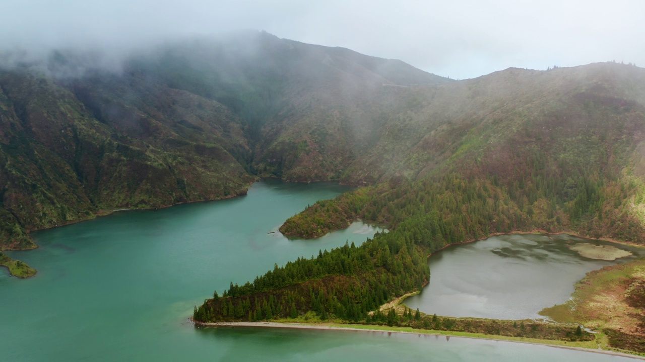 空中无人机拍摄的Lagoa do Fogo在圣米格尔岛，亚速尔群岛-葡萄牙。火山口的高视角。绿松石般的水，陡峭的岩石山脉。视频素材