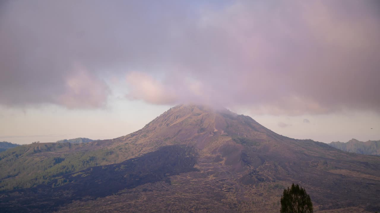 印度尼西亚巴厘岛金塔马尼的Batur火山上的日落与雾云的时间间隔。视频素材