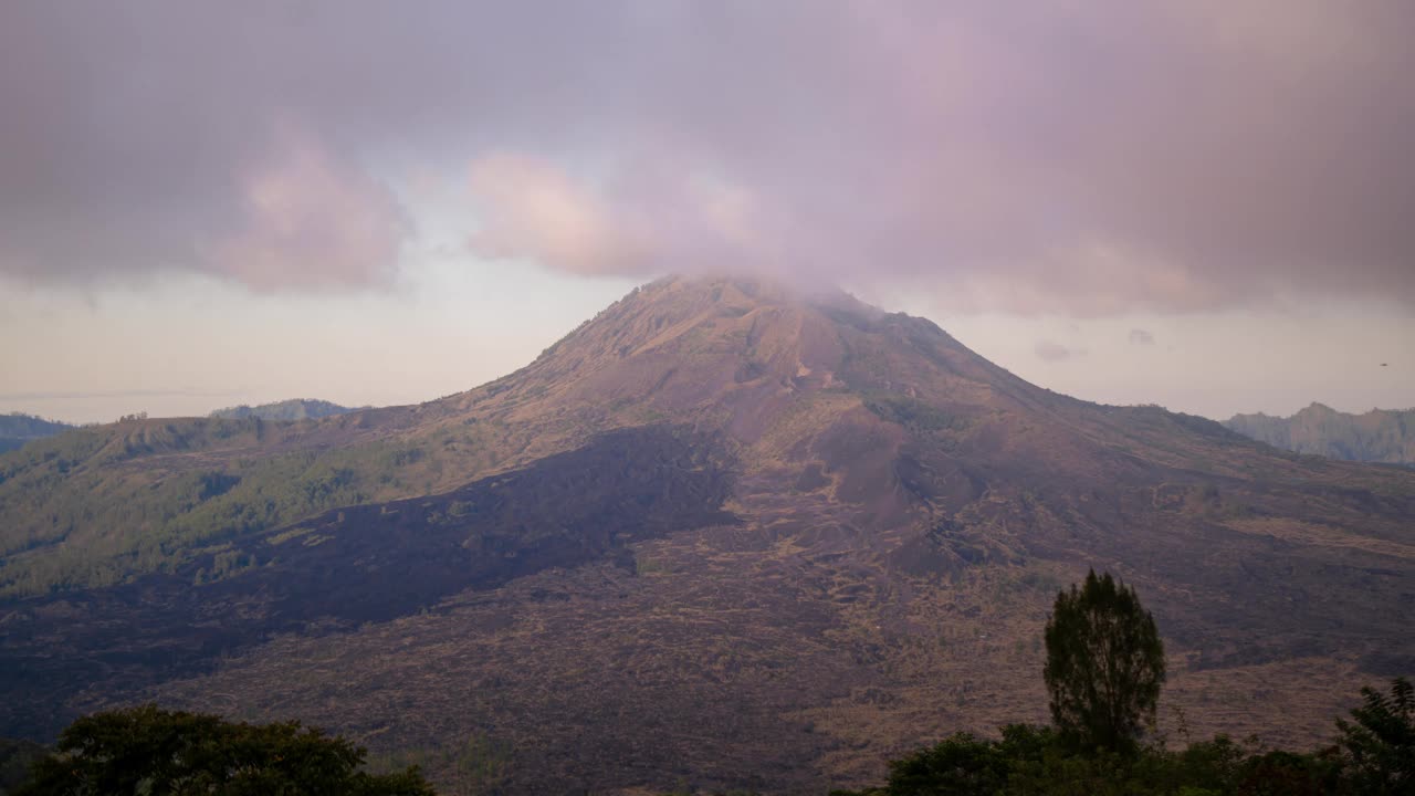 印度尼西亚巴厘岛金塔马尼的Batur火山上的日落与雾云的时间间隔。视频素材